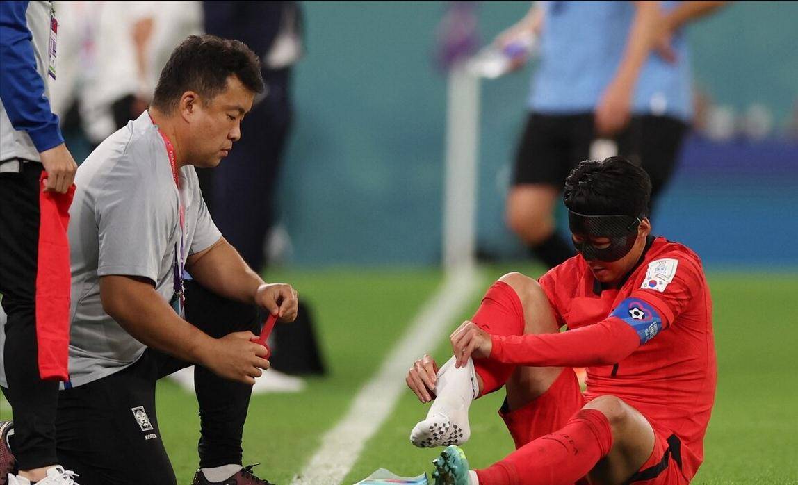 爱游戏-队长受伤却仍坚持比赛，为团队拼尽全力，精神感人(队长手受伤)