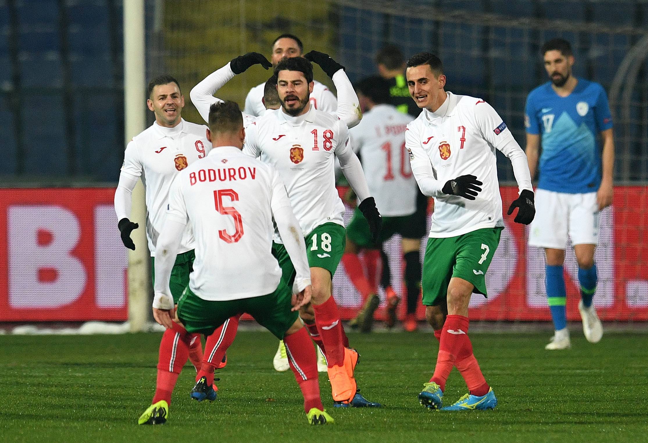 爱游戏-欧洲足球锦标赛决赛竞争激烈引人关注 